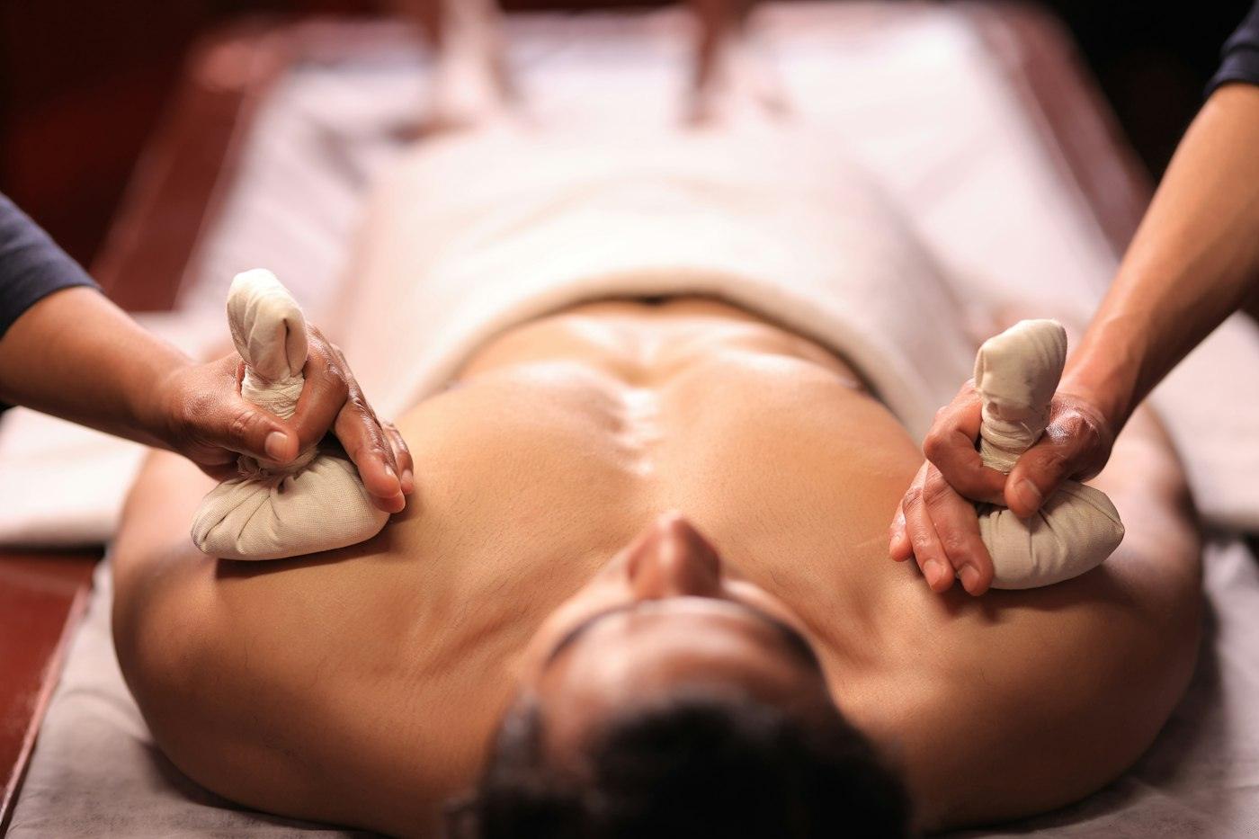 Massagem com trouxinhas de ervas